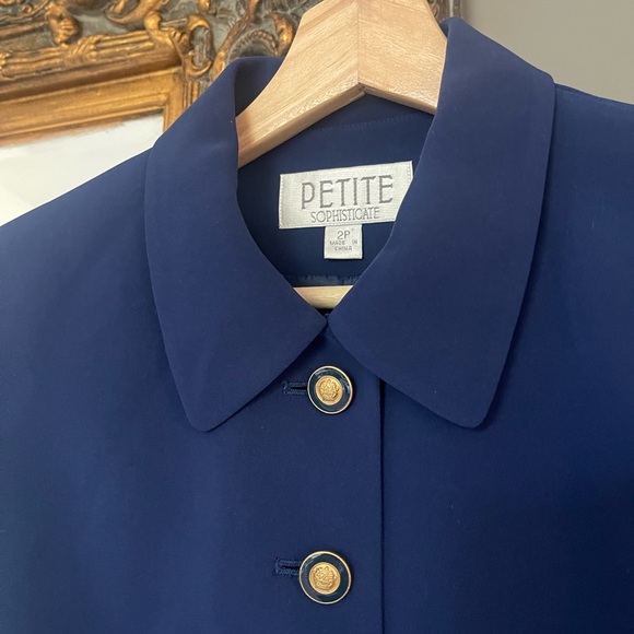 ✨Beautiful, CLASSIC Navy Cropped Blazer Jacket Gold Regal Buttons Size 2 Petite - Picture 2 of 5